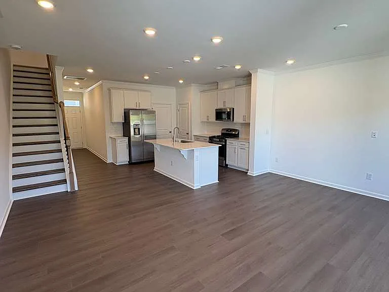 425 Venetian Dr — Photo 2