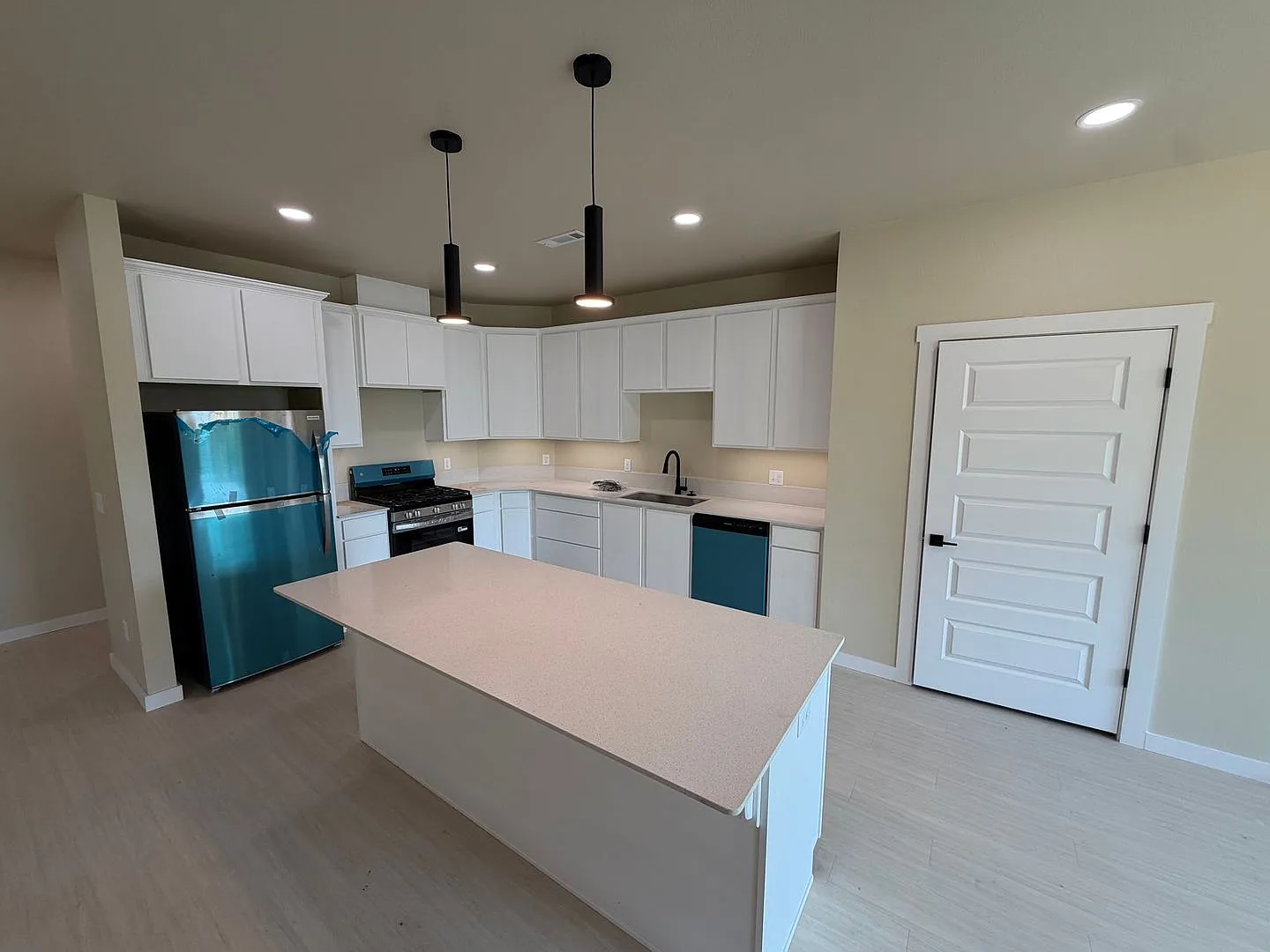 1/2 off first months rent if lease starts 9/1 — Photo 4