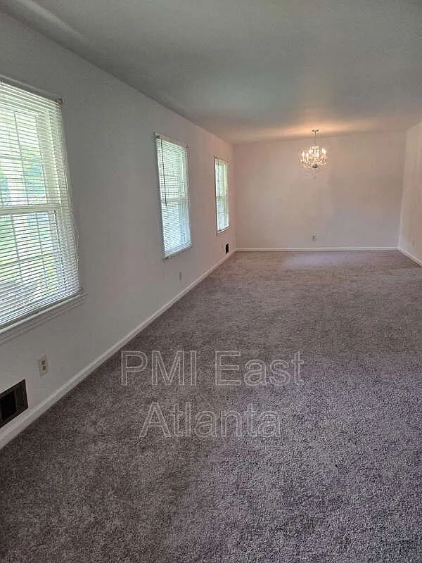 3 bed, 2.0 bath, 2435 sqft, $2,180 — Photo 3