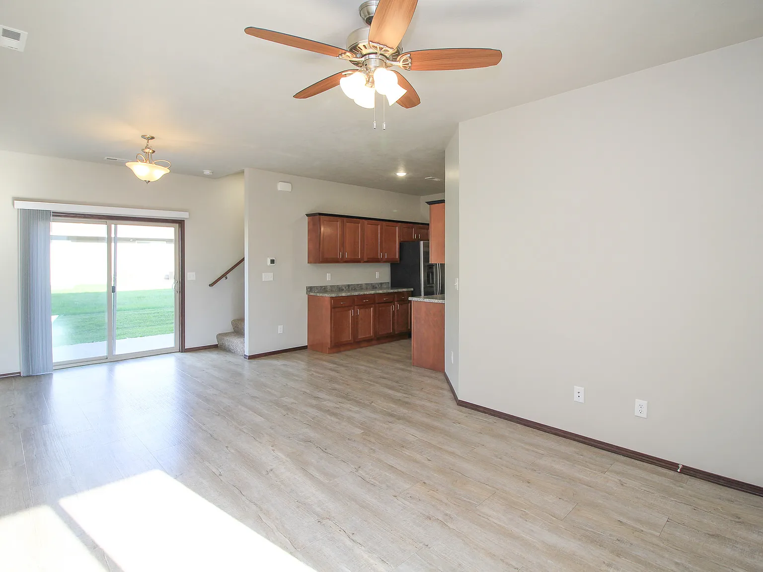 3 bed, 2.5 bath, 1350 sqft, $1,625 — Photo 2
