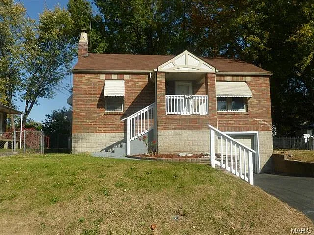 9443 Roslan Pl photo 1
