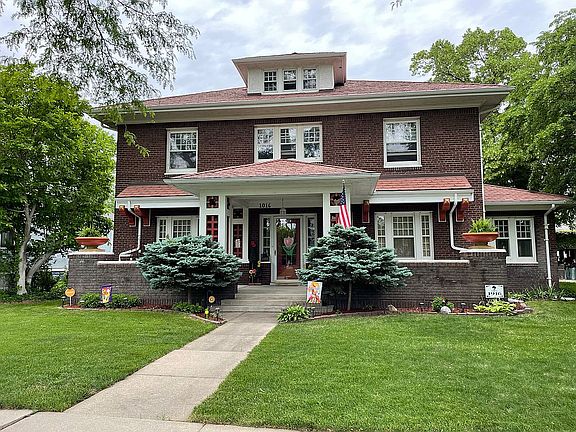 2nd image of 1016 W Division St