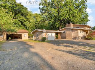 28457 Relda Dr, Brownstown, MI 48183
