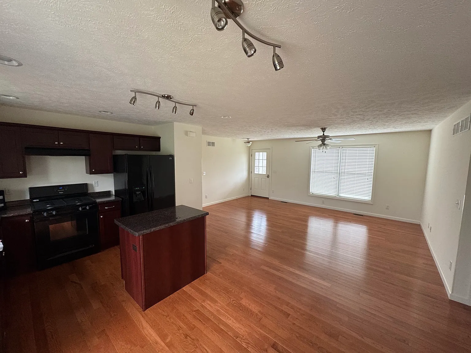 3 bed, 1222 sqft, $2,000 — Photo 2