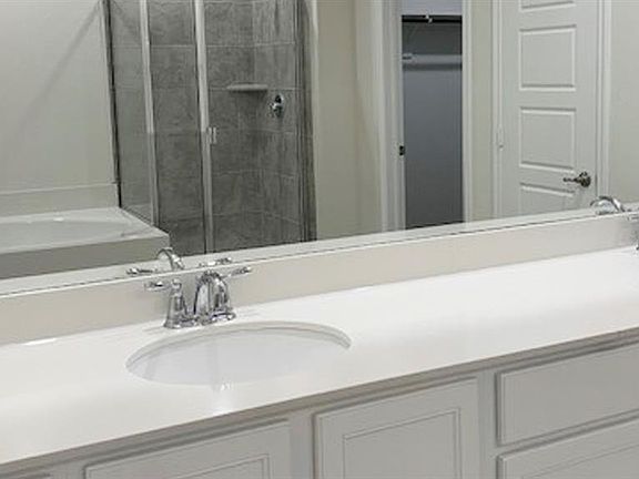 5th image of 2446 Klamath Dr