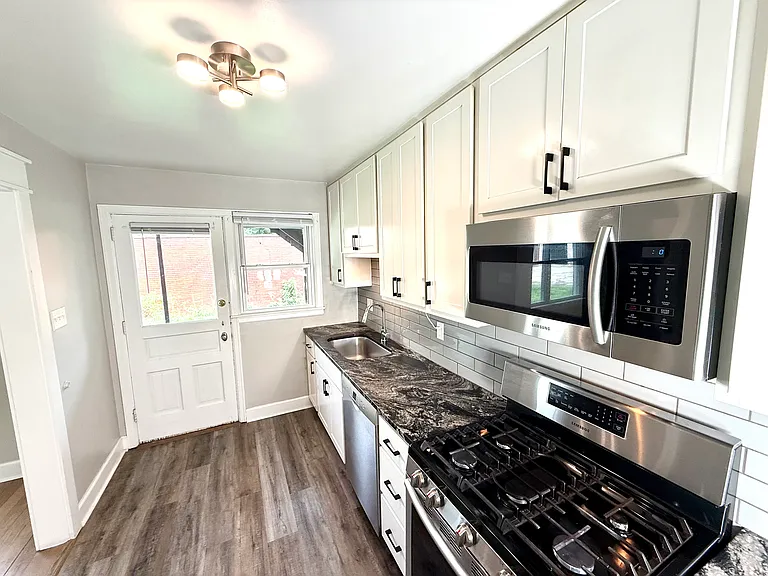 1608 Waltham Rd — Photo 3