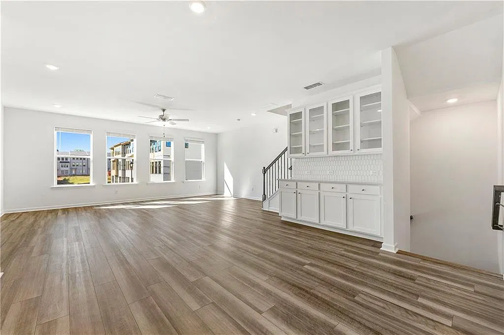 4 bed, 3.5 bath, 2359 sqft, $2,900 — Photo 4
