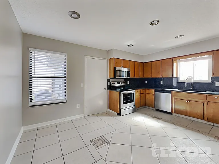 804 Elmwood St — Photo 5
