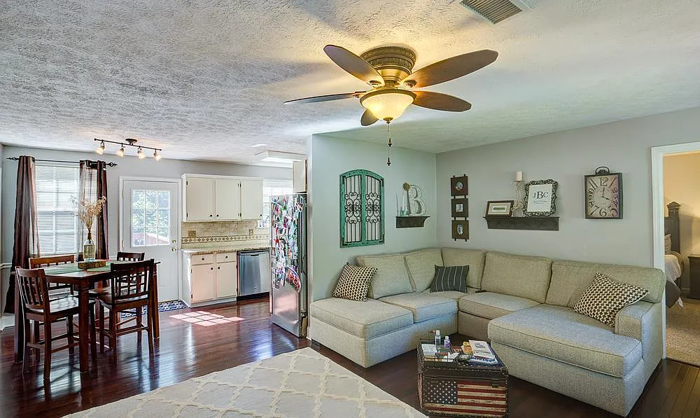5 bed, 1637 sqft, $2,325 — Photo 2