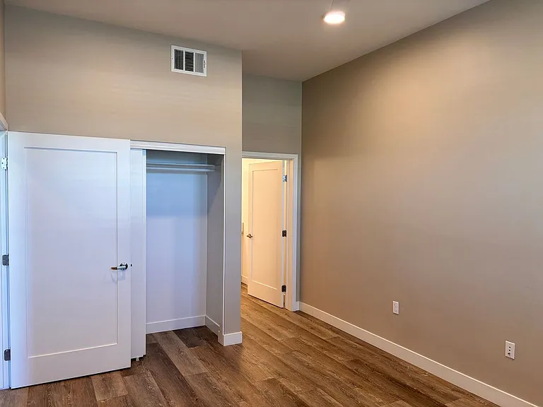 1316 E Grand Ave #104 — Photo 37