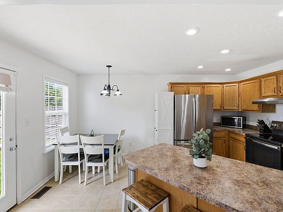 5th image of 301 Harlan Dr