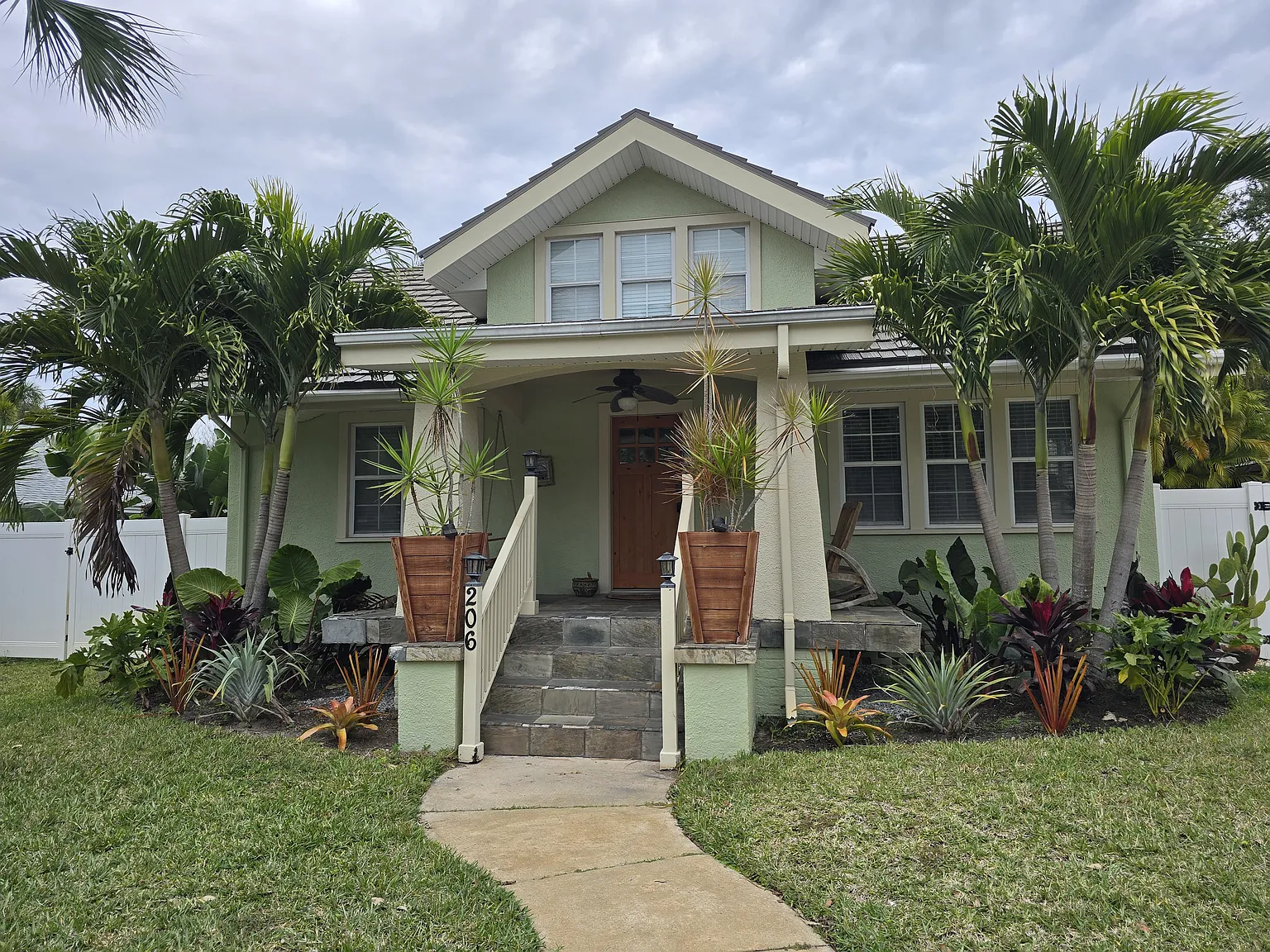 206 Oakwood Ave — Photo 1