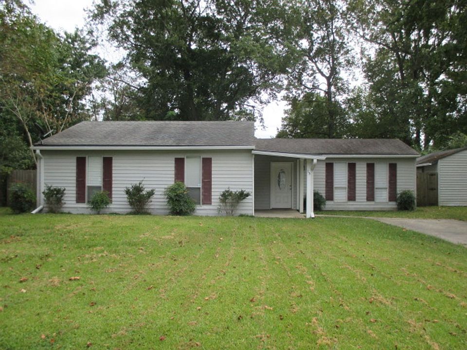1st image of 15 Lakewood Ct