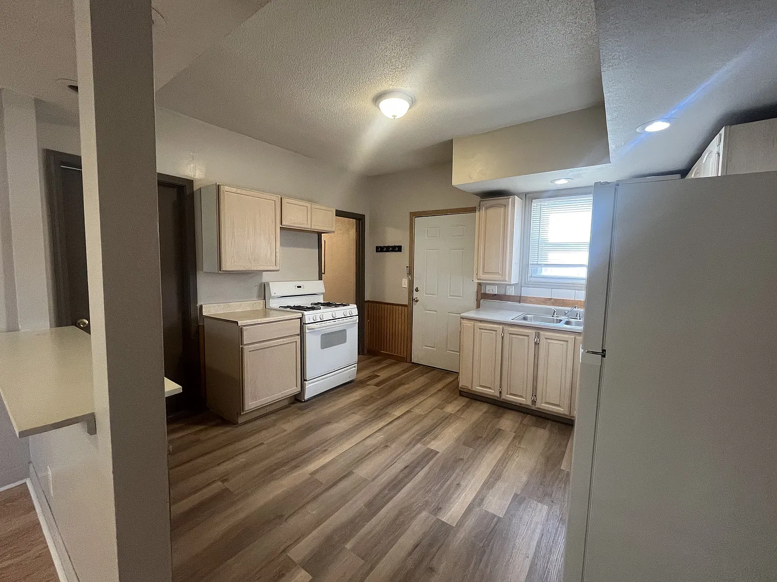 Cute Two Bedroom on Evanston — Photo 4