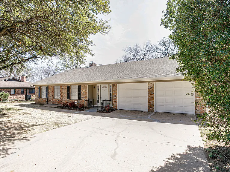 812 Stratford Dr — Photo 2