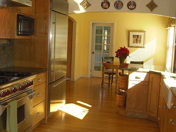 Gourmet Kitchen & Breakfast Room