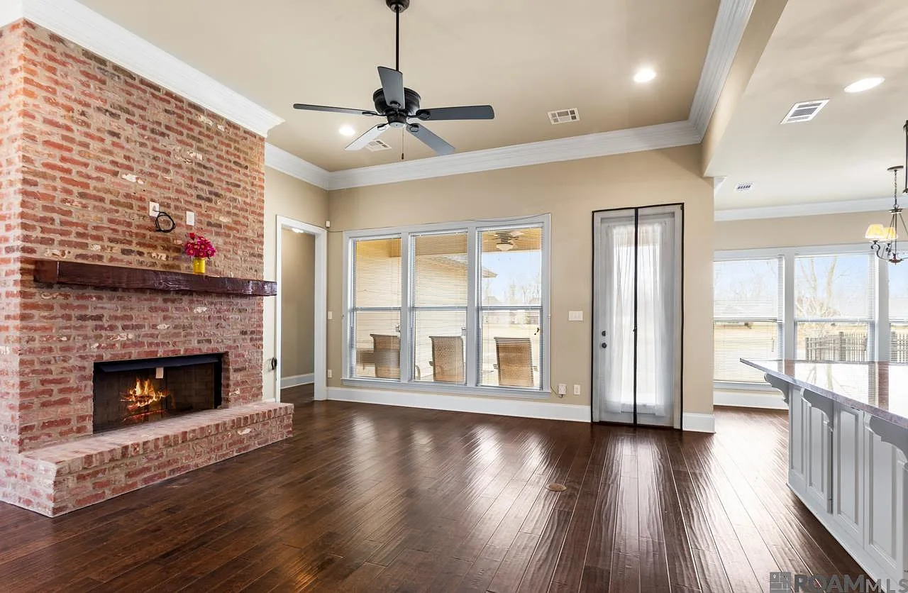 4 bed, 2301 sqft, $2,800 — Photo 4