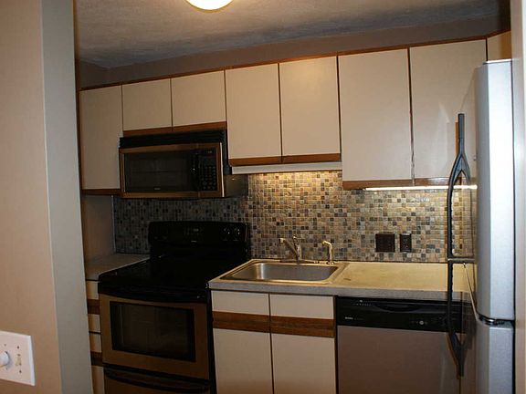 5th image of 420 Great Rd APT B8