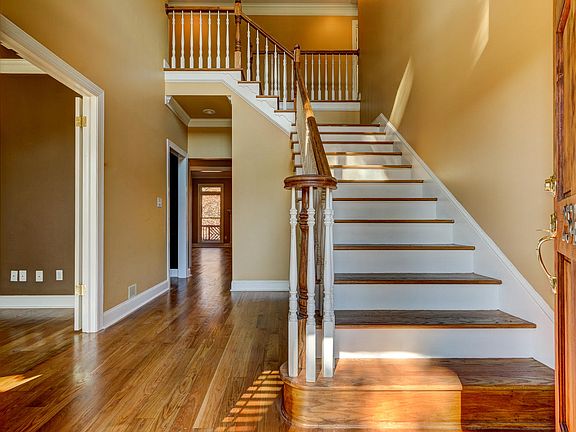 3rd image of 2542 N Beech Ln