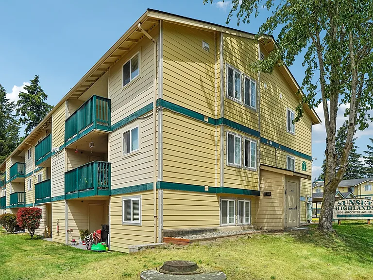 Sunset Highlands Apartments — Photo 55