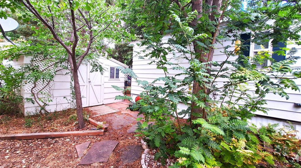 221 W 57th St #4A