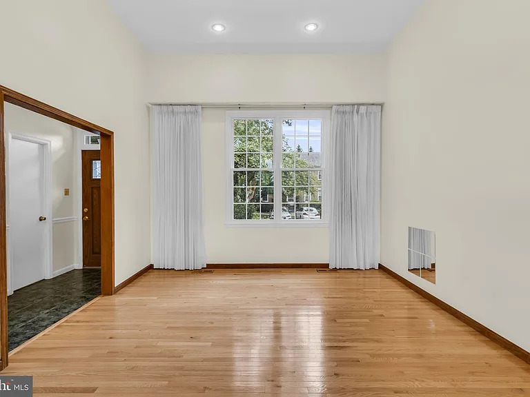 606 Northcliffe Dr — Photo 3