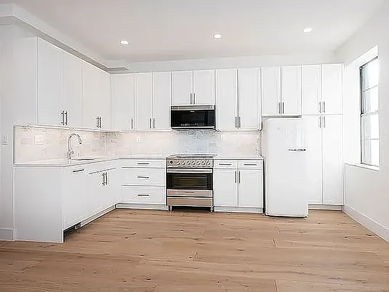 494 Henry St #THREE — Photo 2