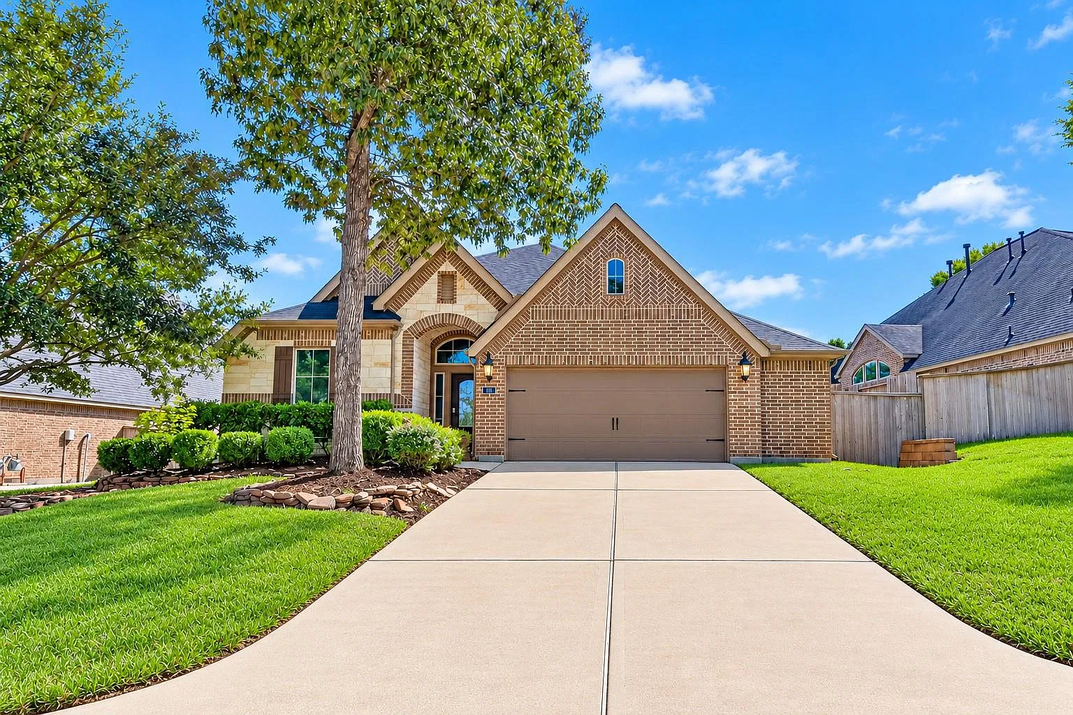 4 bed, 3.0 bath, 2725 sqft, $3,075 — Photo 1