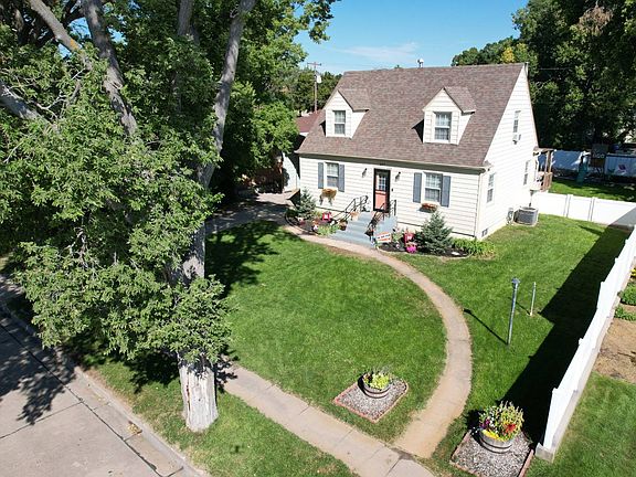 2nd image of 609 W 4th St