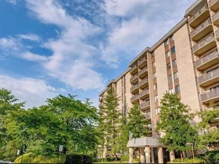 Woodlake towers... Location, convenience, comfort