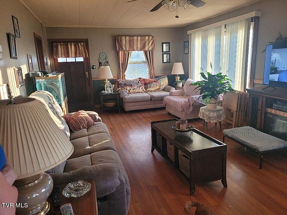 3rd image of 301 Lynn Ave