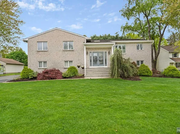 5 Frederick Ct, Wayne, NJ 07470