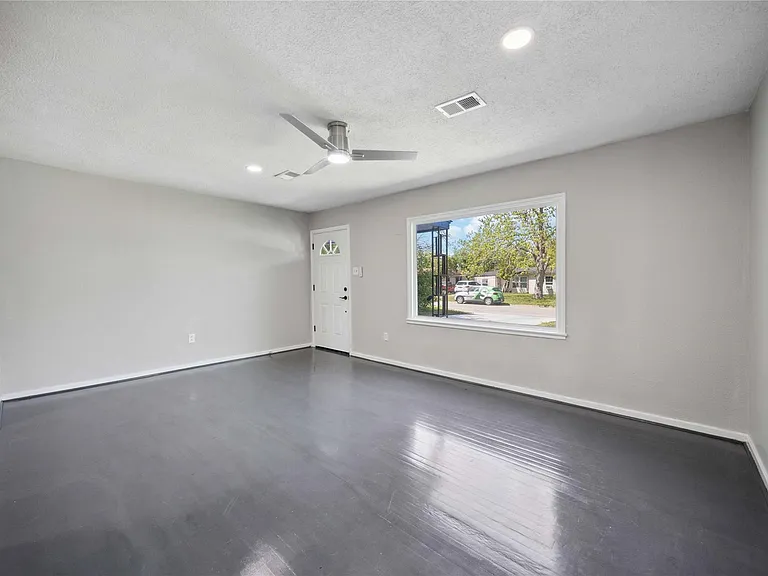 5206 Willow Glen Dr — Photo 3