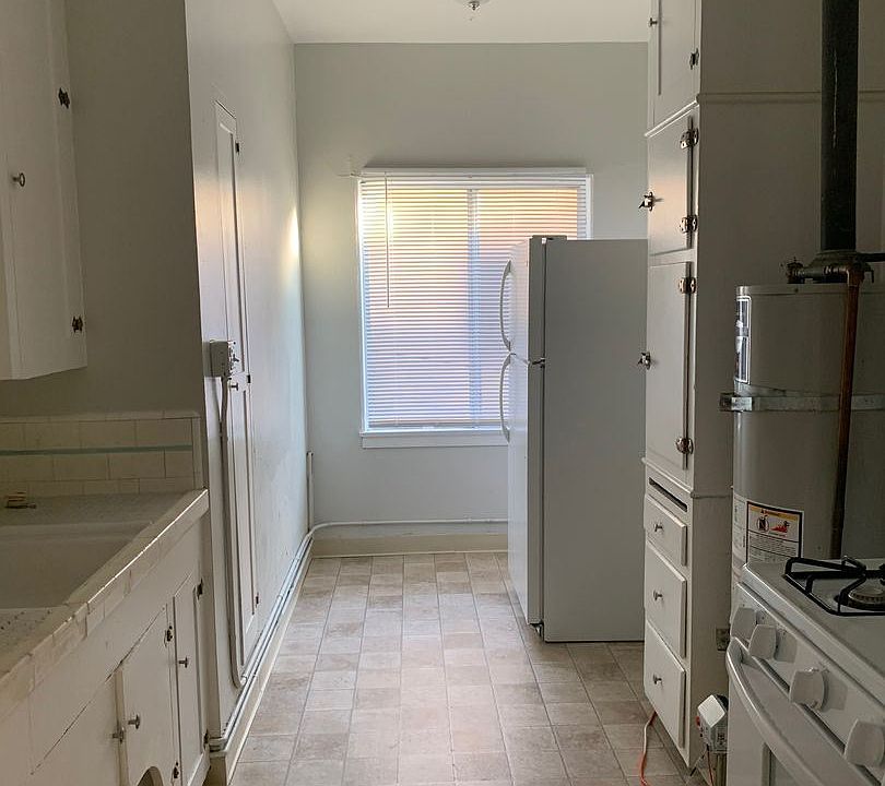 2nd image of 3793 Park Blvd #1