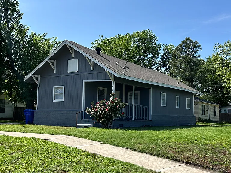 429 E Symmes St — Photo 1