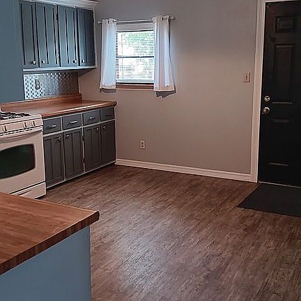 3rd image of 415 W Chestnut Ave