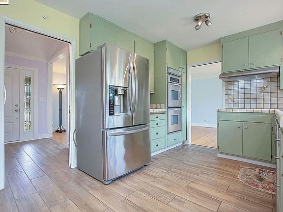 3rd image of 3265 Primrose Ln