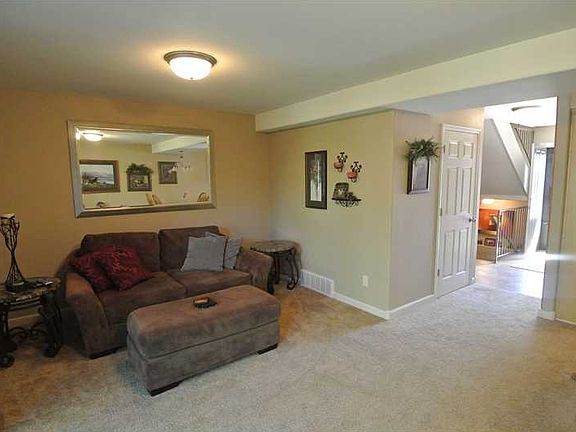 3rd image of 905 13th St W