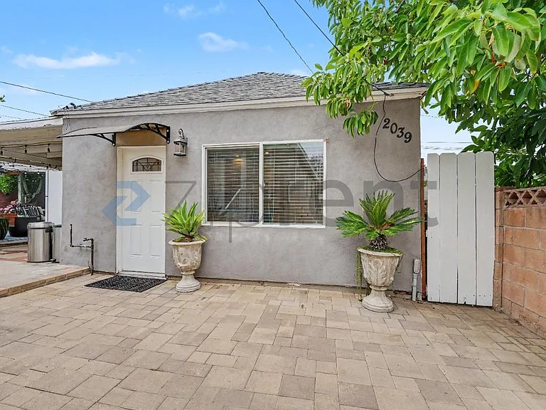 2039 Warren St — Photo 1