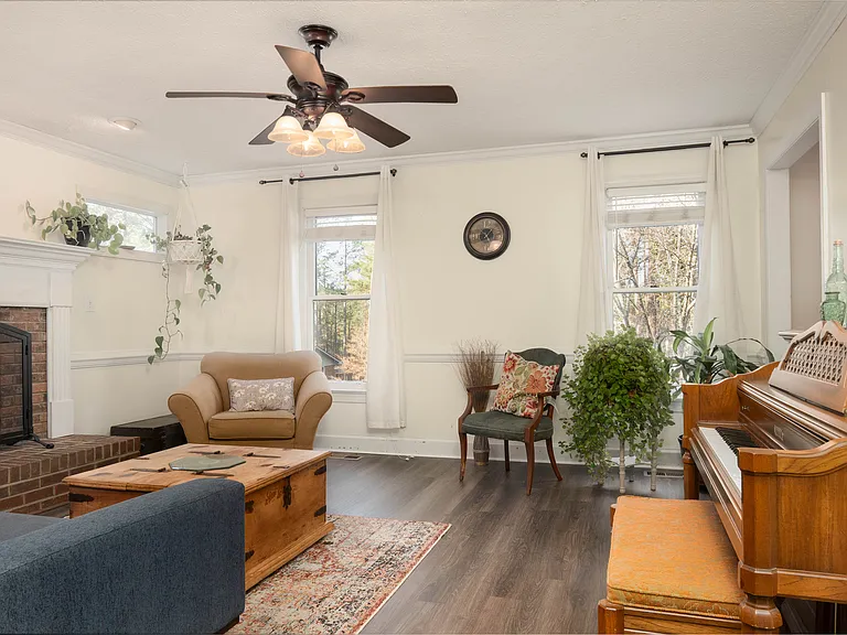 864 Hilton Dr — Photo 3