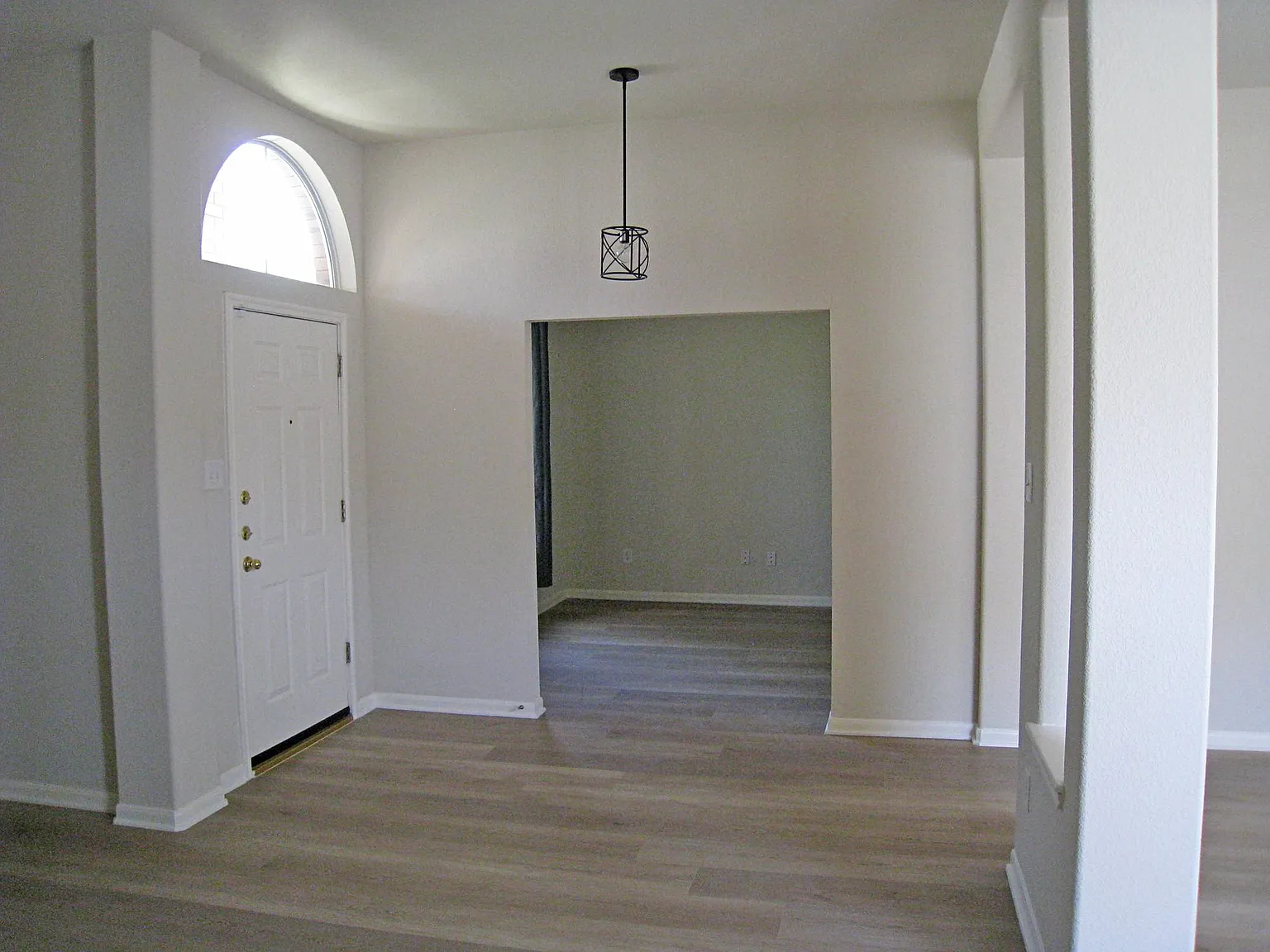 3 bed, 2.5 bath, 2573 sqft, $2,300 — Photo 4