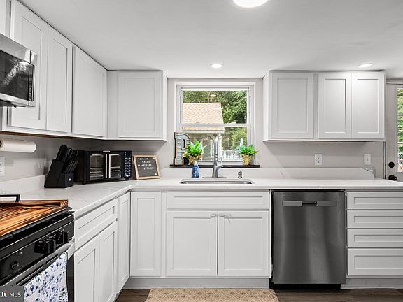 3rd image of 405 3rd St