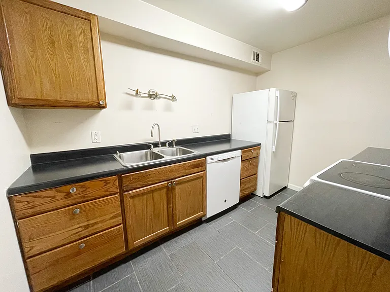 425 Cambout St — Photo 5
