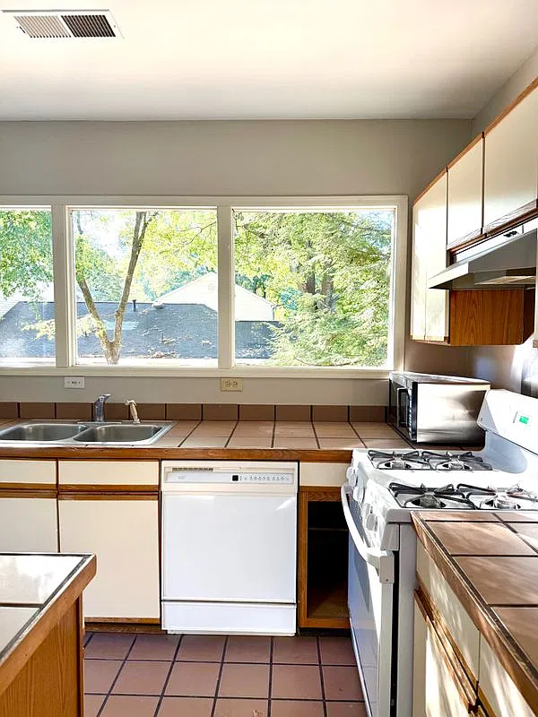 2 bed, 1.0 bath, 1200 sqft, $2,200 — Photo 4