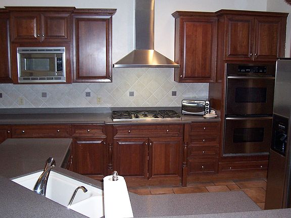 Large Kitchen: Stainless steel appliances/ 5 burner- Gas cooktop