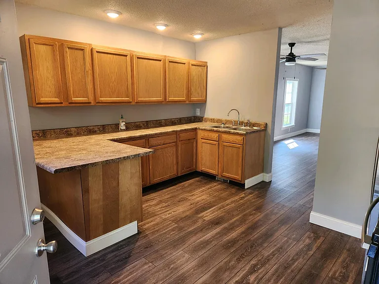 628 Linden St — Photo 4
