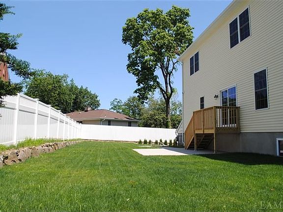 3rd image of 16 Oakridge Dr
