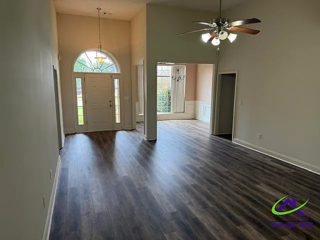 4 bed, 2.0 bath, 2200 sqft, $2,200 — Photo 3