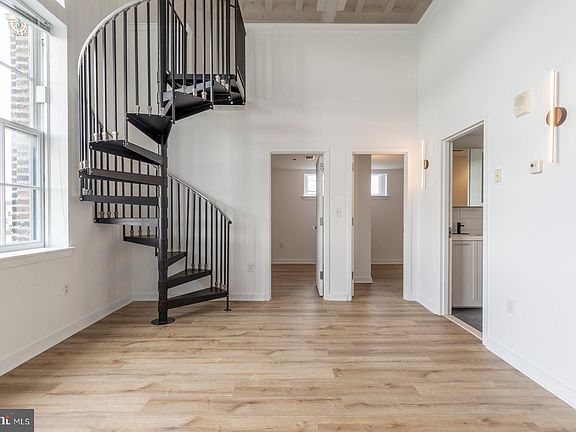 3rd image of 109 W Wildey St Penthouse 2