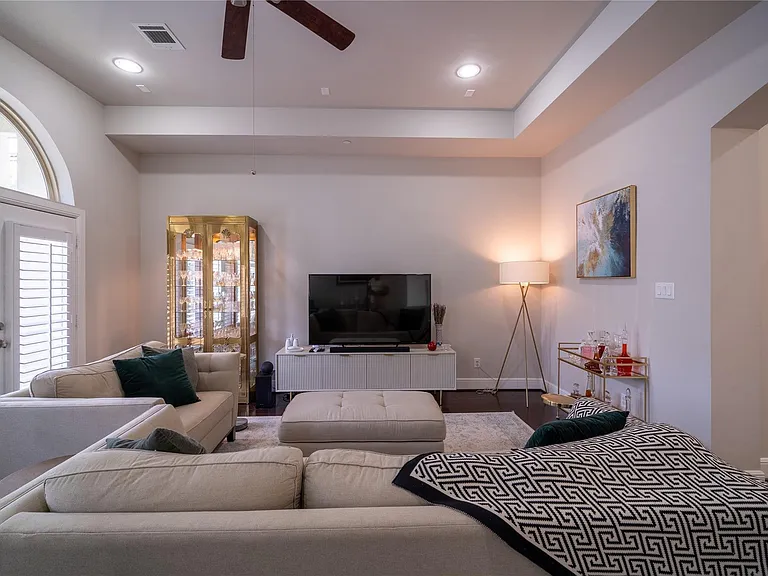 4008 Barnes St — Photo 10